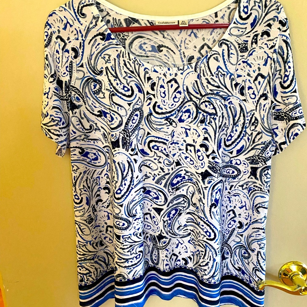 Ladies long light top White with blue and black in the pattern